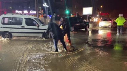 Download Video: ŞEBEKE BORUSU PATLADI, CADDE GÖLE DÖNDÜ