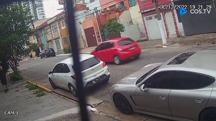 ladrão  rouba  os faróis do carro estacionado