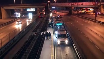 Durakta beklerken yola düşen kişi, metrobüsün altında kalarak öldü