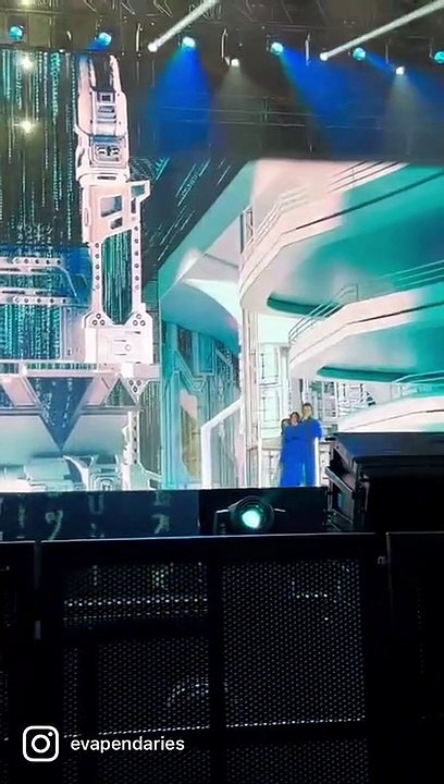 La chanteuse Jenifer frôle la chute sur scène en plein concert des Enfoirés à Lyon: "Elle m'est tombée dessus" - Regardez