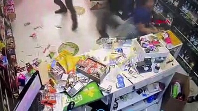 Tekel bayisine sığındılar, dükkan sahibi dışarı çıkarınca yakınlarıyla gelen saldırgan pompalı tüfeklerle ortalığı dağıttı