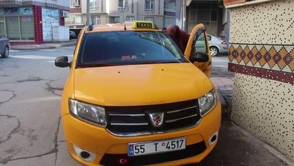 Taksicilik yapan eşi vefat edince direksiyonun başına geçti