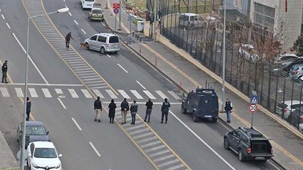 Download Video: Diyarbakır 'da adliye yakınında 'yol ortasındaki araç' alarmı