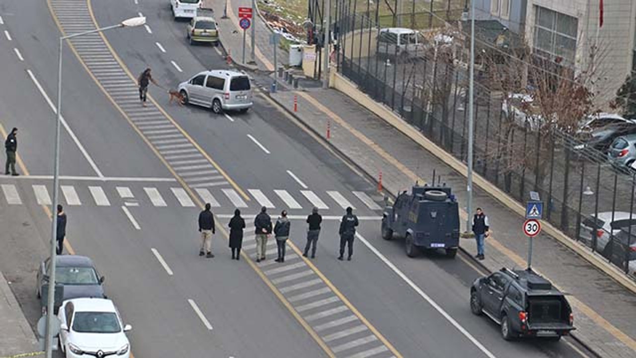 Diyarbakır 'da adliye yakınında 'yol ortasındaki araç' alarmı