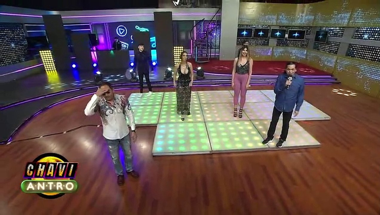 Se le cae la falda a Karina "La Diamond" en pleno baile