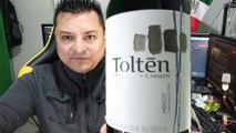 Abriendo una botella de vino tinto tolten by carmen merlot valle central chile cosecha 2021