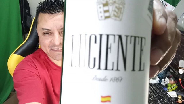 Abriendo una botella de vino tinto luciente importado de españa una deliciosa bebida bien balanceada en aroma y sabor