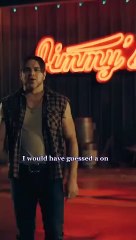 THE PERIPHERALS - Conner facing the boys                   LES PÉRIPHÉRIQUES - Conner face aux garçons