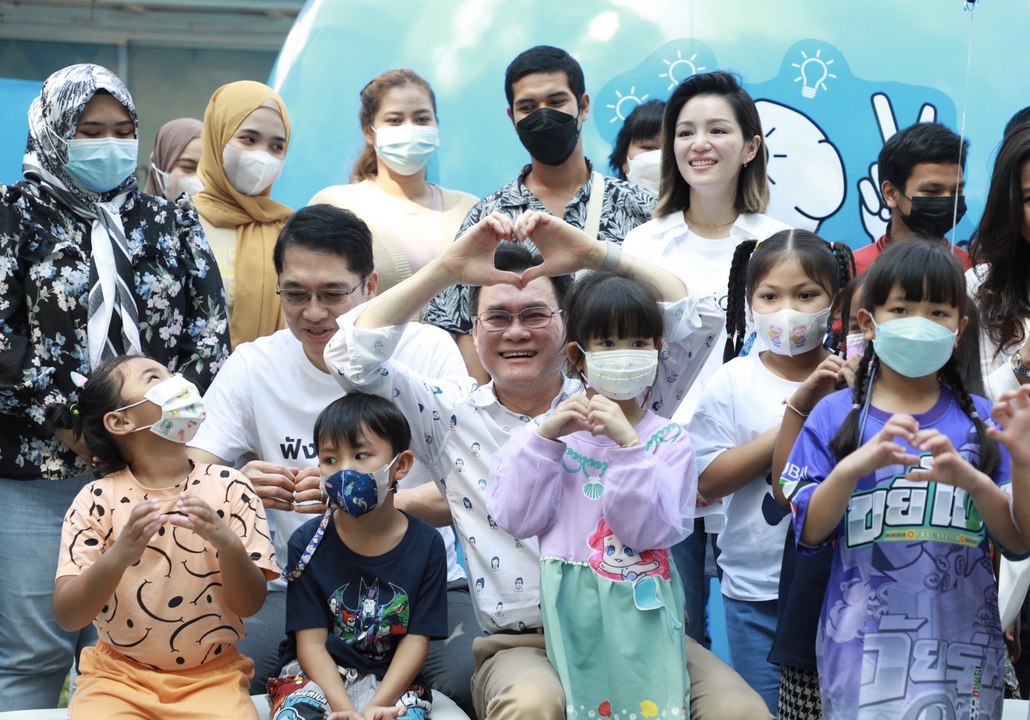 ปชป.จัดงานวันเด็ก "จุรินทร์" มอบนโยบาย 5 ฟรี เป...