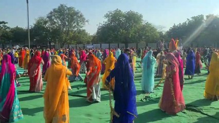 म्हारो गोरबंद नखरालो पर खुद को नाचने से नहीं रोक पाई महिलाएं