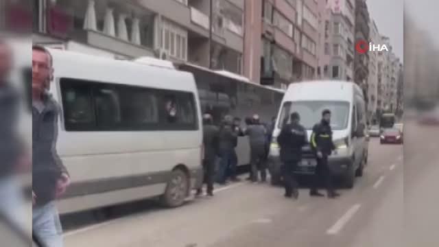 Servis ve otobüs şoförünün yol verme kavgası kamerada