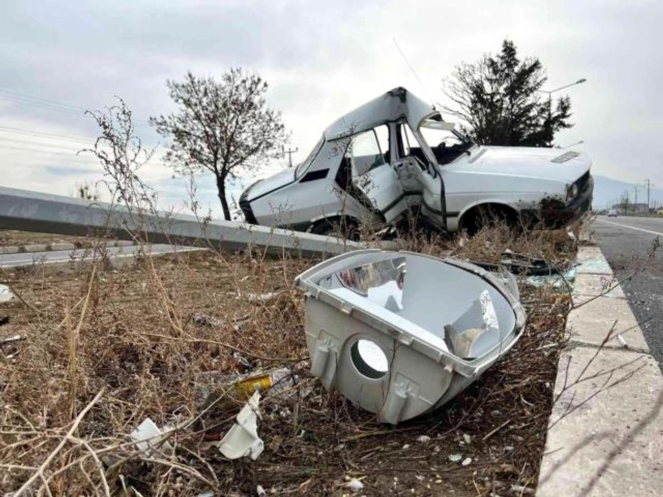 Ortadan ikiye bükülen otomobilin sürücüsü araçta sıkıştı