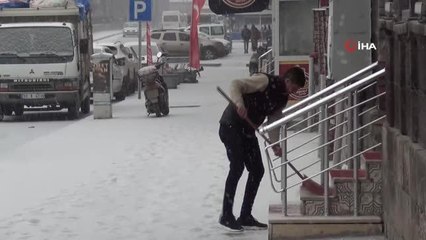 Kars'ta beklenen kar yağdı