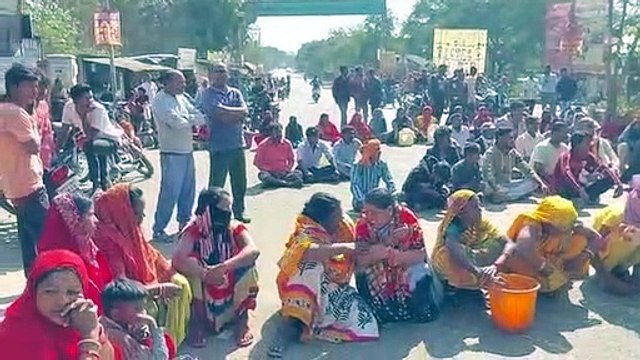 एक सप्ताह से मोटर खराब, पानी नहीं मिलने से नाराज लोगों ने सड़क पर लगाया जाम