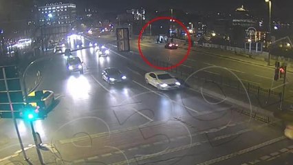 Taksim'de aracın camından uzanarak kadının telefonunu çalan sanıklar ilk duruşmada tutuklandı