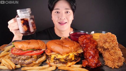 ASMR MUKBANG  BURGERS  KFC CHICKEN  FRENCH FRIES  EATING 햄버거 양념치킨 감자튀김 소스 퐁당! 먹방-Sikhmw