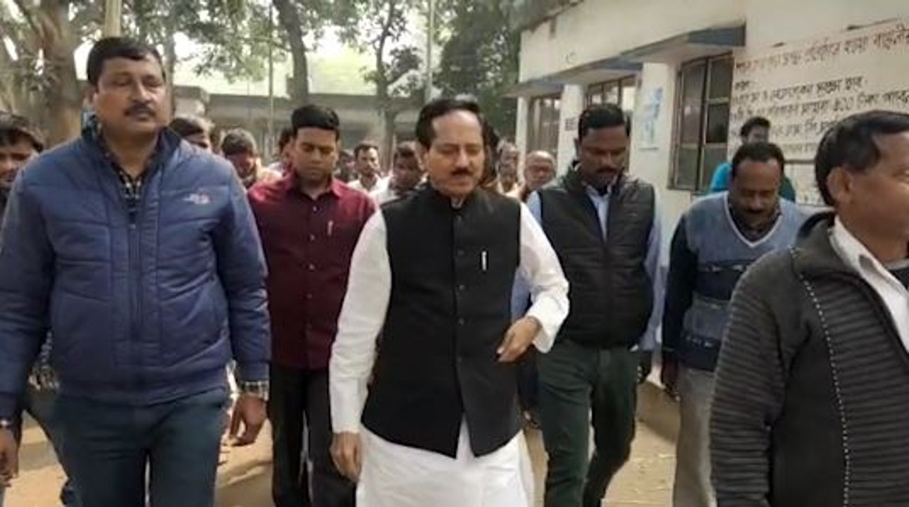দিদির দূত হয়ে জনসংযোগ করতে গিয়ে সাধারণের রোষের মুখে বোলপুরের সাংসদ অসিত মাল