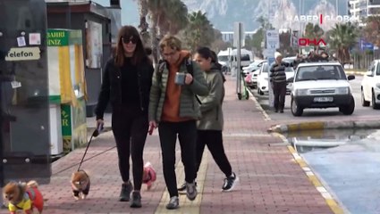 Antalya’da yağmur ve fırtına yerini güneşli havaya bıraktı: '3 gündür eve kapandık şimdi sahildeyiz'