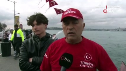 Üsküdar'da "225 metrelik Türk bayraklı uçurtma treni" gökyüzünü süsledi