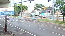 Câmera flagra Fiat Uno tombando após colisão no São Cristóvão