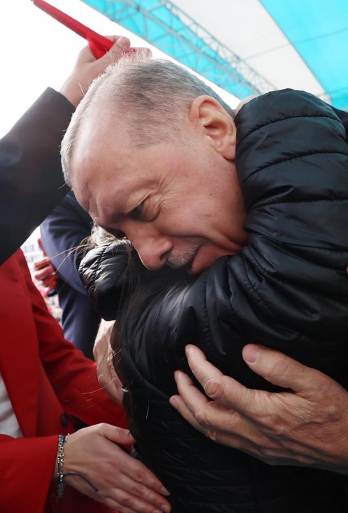 Cumhurbaşkanı Erdoğan: "Bir masa kurmuşlar etrafındaki herkesten ayrı ses çıkıyor. Sen daha seçilmeden nasıl 'hemen seçime gideriz' diyorsun."