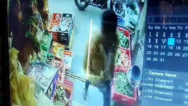 சதுரங்க வேட்டை பாணியில் பெண்களை ஏமாற்றிய திருடன்.. வெளியான சிசிடிவி காட்சி!