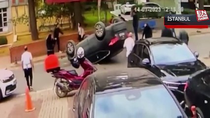 Kadıköy’de yaşlı sürücü, yayaya çarpıp takla attı