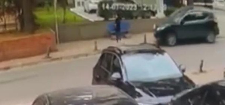 KADIKÖY'DE KALDIRIMDA YÜRÜYEN KADINA OTOMOBİL ÇARPTI; FECİ KAZA KAMERADA