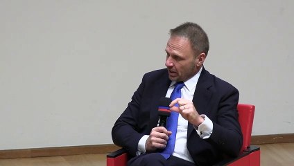 Vino, Lollobrigida contro gli irlandesi: "Non lo producono, usano la birra per idratarsi"