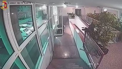 Un video mostra l'efferatezza il rapinatore seriale di donne anziane a Bologna