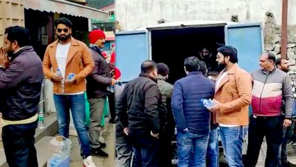 रवि यादव ने उत्तराखंड में मंदिर के बाहर खड़े होकर श्रद्धालुओं को पिलाया पानी