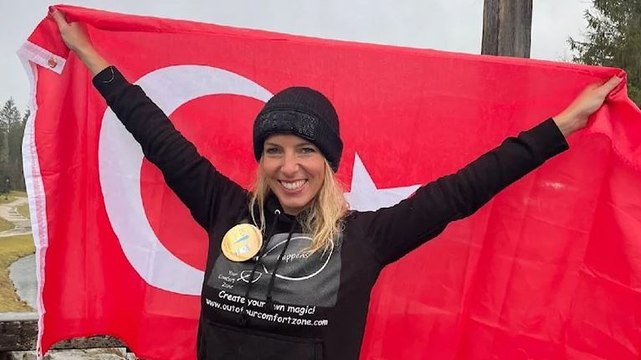 Deniz Kayadelen Dünya Buz Yüzme Şampiyonası’nda dünya şampiyonu oldu