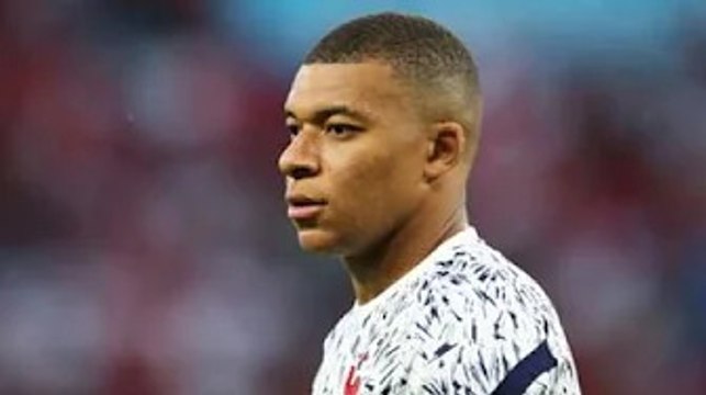Kylian Mbappé se fait embrasser par un homme : près de 8 millions de vues