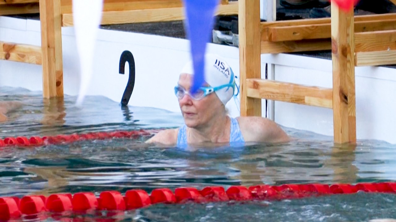 Aux championnats du monde de nage en eau glacée, on s'affronte dans une eau à 4,3C°
