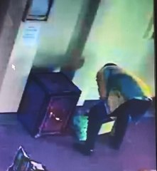 CAMİDEN 8 BİN LİRA YARDIM PARASININ ÇALINMASI KAMERADA