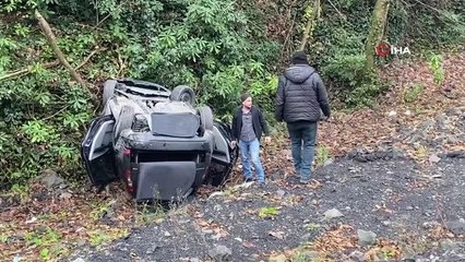 Kontrolden çıkan otomobil 30 metreden ormanlık alana uçtu