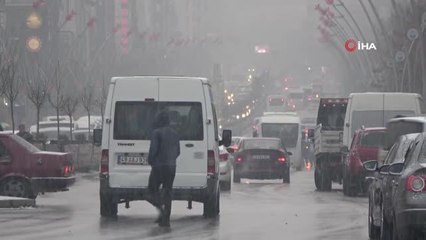 Muş'ta kar yağışı etkili oldu, kent beyaza büründü