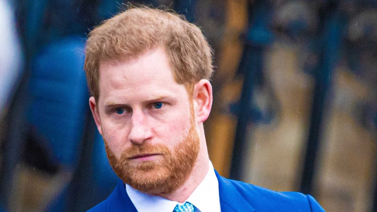 GALA VIDEO -“Pathétique”, “pitoyable”… Mémoires du prince Harry : Stéphane Bern ne mâche pas ses mots !