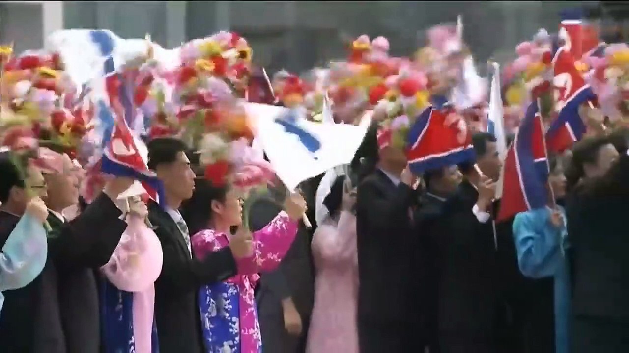 Kim Jong Un welcomes South Korea_s Moon Jae-in in Pyongyang