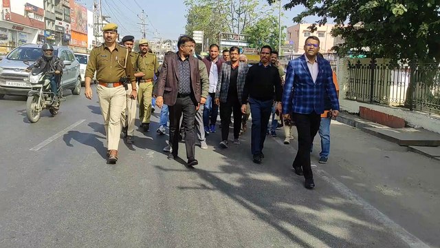 Video...देहली गेट टाउन हाल मार्ग पर एसपी व कलक्टर टाउन हाल कट खोलने के लिए बापू बाजार व्यापारियों के साथ निरीक्षण करते