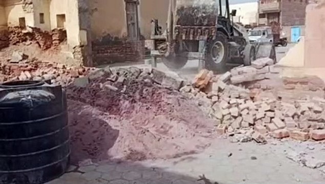 दुकानों के आगे व फुटपाथ से हटवाया सामान