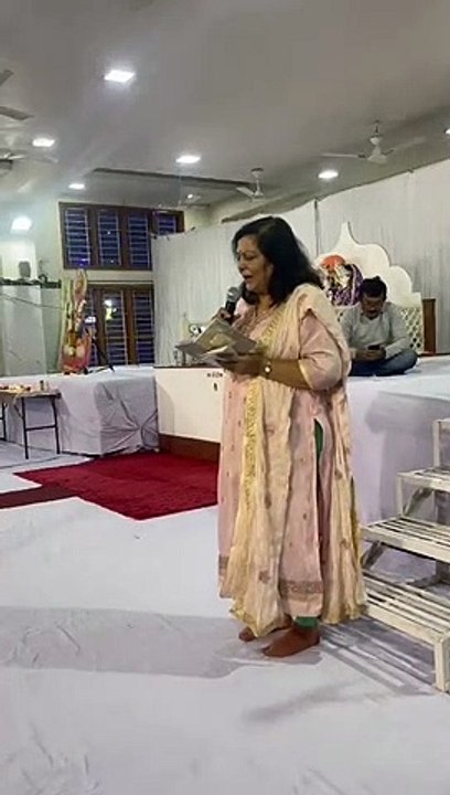 सिंधी कवि सम्मेलन में कविता पाठ करते कवि