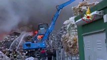 Sette squadre vigili del fuoco al lavoro dalle 12,50 a Modugno (Bari) per lincendio in una discarica di rifiuti urbani in corso anche lanci d'acqua con elicottero