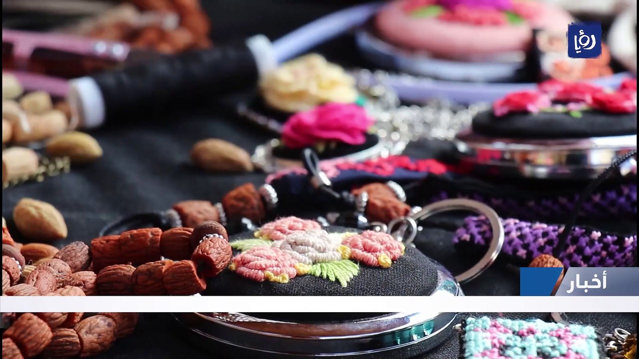 ربى الخطيب.. موهوبة  في فن الخط العربي  والتطريز