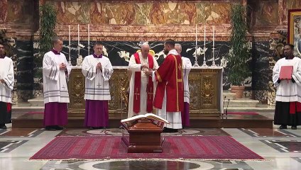 Papa participa de funeral de cardeal preso por abuso sexual