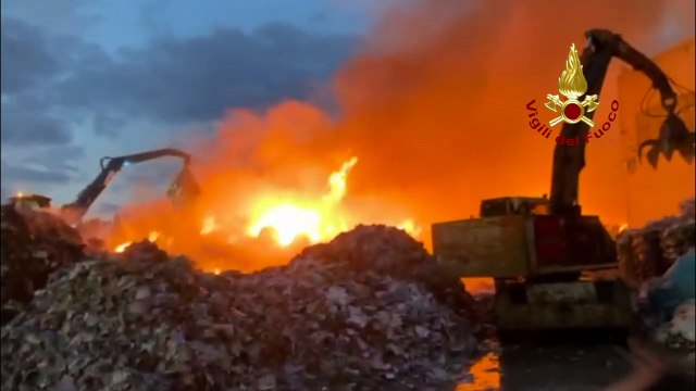 Bari Modugno: video AGGIORNAMENTO del vasto incendio nell'impianto di trattamento di rifiuti