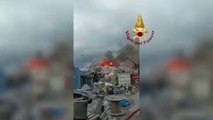 Violento incendio in una discarica di rifiuti urbani a Modugno