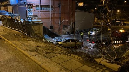 Sancaktepe'de şarampole düşen otomobilde sıkışan 2 kişi yaralandı