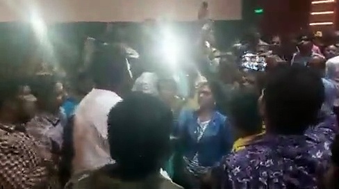 அஜித்தின் துணிவு படம் பாதியில் நிறுத்தம்... கடுப்பாகி பணத்தை திருப்பிக்கேட்டு ரசிகர்கள் வாக்குவாதம்