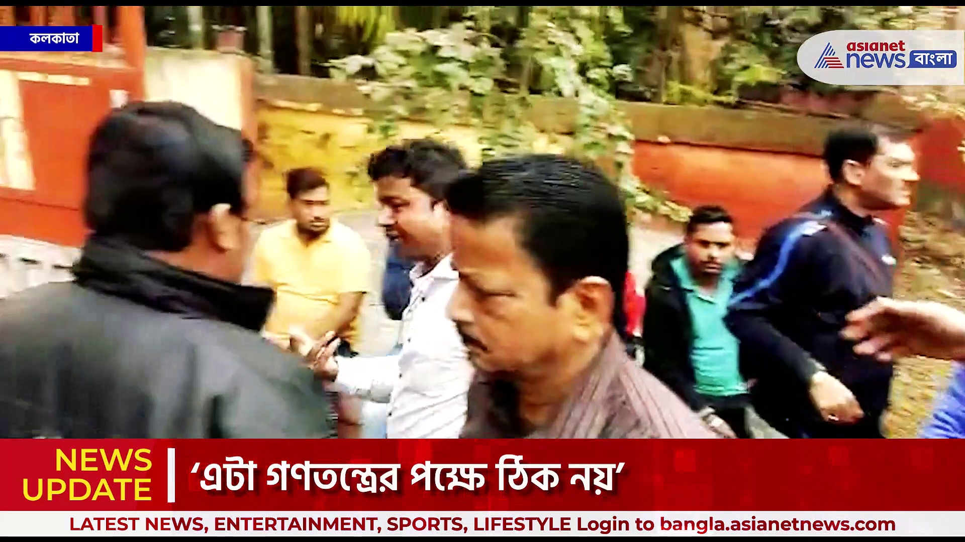 'চড় মারাটা ভুল হয়েছে, দিদির দূতকে নিয়ে রোজ খেলা হচ্ছে', মন্তব্য ফিরহাদ হাকিমের